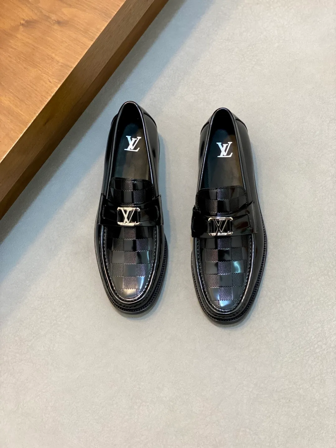 💰920 LV GLOVE slip-on loafers, top quality products produced in Guangzhou, ready for sale! These LV Glove loafers are made of selected soft crystal sheep leather. The leather surface has a slightly wrinkled texture and a very high-end texture. Each pair is unique. The leather surface is light and soft, with a delicate texture and good luster. It is a classic loafer style, with exquisite handmade mark stitching on the toe, and a square toe configuration to highlight the classic style. The horizontal band has hot-printed LV three-dimensional letters, semi-solid handcrafts and a genuine leather outsole, and a rubber patch on the heel to create wear-resistant performance and comfort. One of the must-have loafers for men! Comes with full original packaging! Code number: 39-40-41-42-43-44 (45 customized) standard leather shoe code
